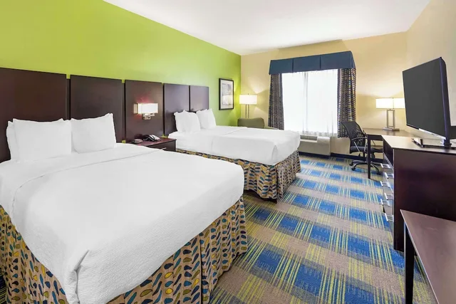 جناح بسريرين كوين بمطبخ صغير، Best Western Plus Pratt 1/5