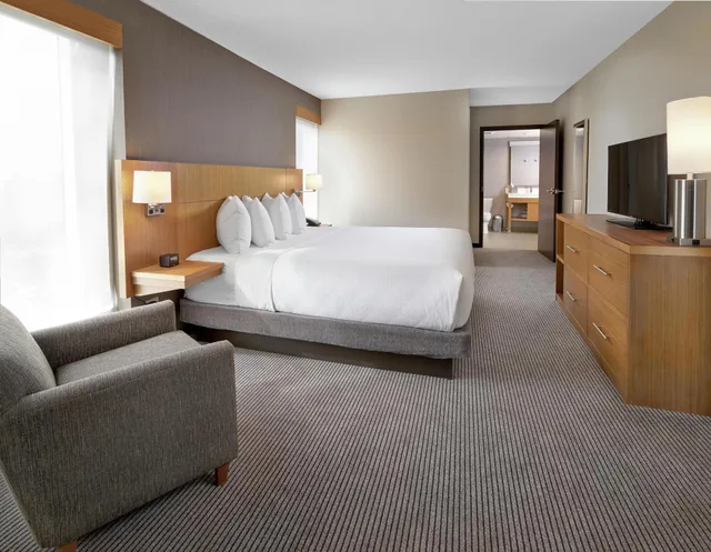 1 Bedroom, Suite, Kitchenette, DoubleTree by Hilton Edmonton Downtown 1/2