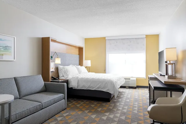 غرفة قياسية بسرير كينج مع أريكة، Holiday Inn Cleveland 3/5