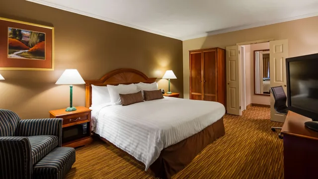 غرفة بزنس بسرير كينج، SureStay Plus Hotel By Best Western Brandywine Valley 5/8