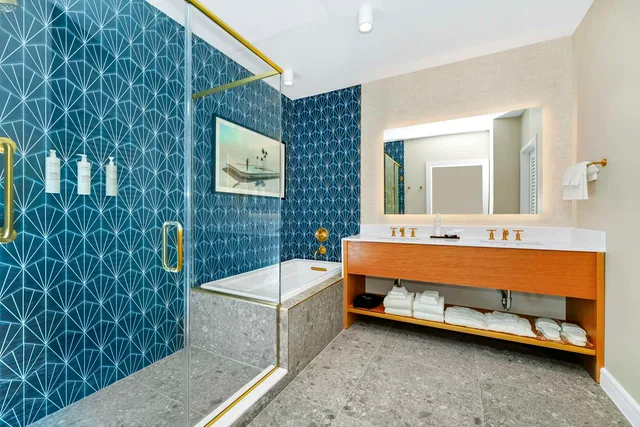 جناح ركني بسرير كينج وسريرين كوين بغرفتي نوم مع أريكة بمطبخ، Embassy Suites By Hilton Orlando Sunset Walk 5/5