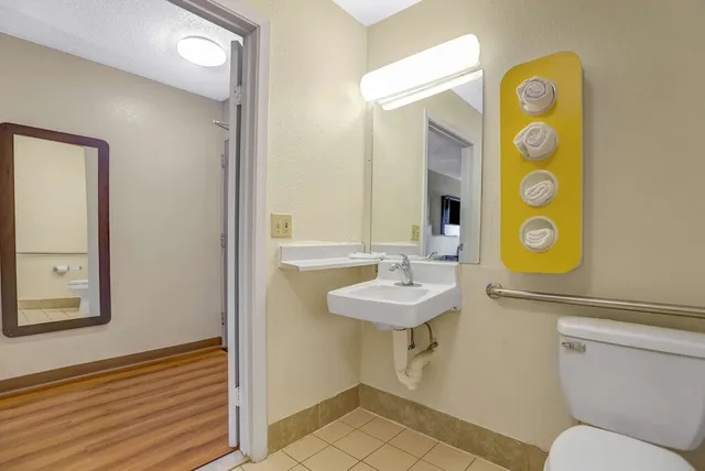 غرفة قياسية بسرير كوين للمدخنين، Motel6 Raleigh, NC - North 4/5