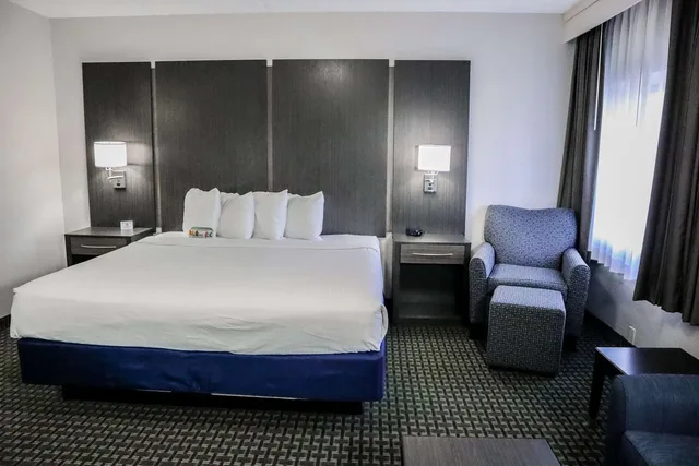 غرفة كبيرة بسرير كينج مع أريكة، Best Western Ocala Park Centre 1/3