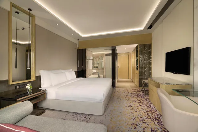 غرفة تنفيذية بسرير كينج وسرير كوين بإطلالة على المدينة، Kempinski Hotel Beijing Yansha centre 1/6