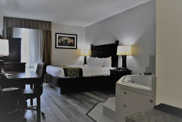 غرفة بسرير كينج بحوض جاكوزي، Best Western Paramus Hotel & Suites 6/9