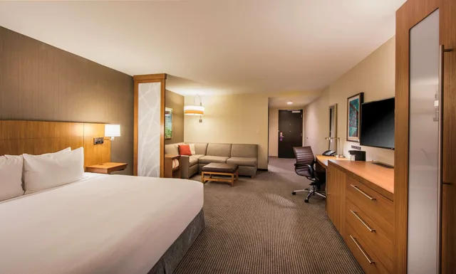 غرفة بسرير كينج مع أريكة، Hyatt Place Cleveland Westlake Crocker Park 1/3