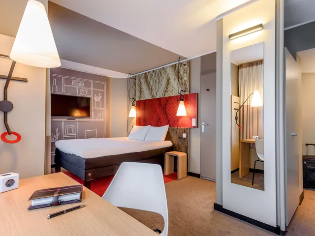 جناح جونيور، Ibis Frankfurt Centrum 1/3