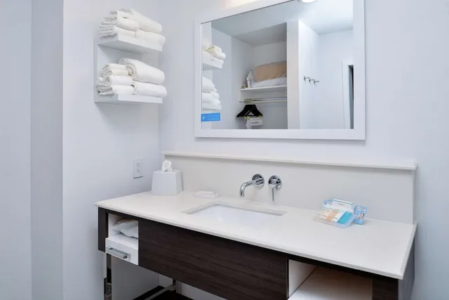 جناح بسرير كينج بشرفة لذوي الإعاقة، Hampton Inn Cedar Falls Downtown Ia 3/4