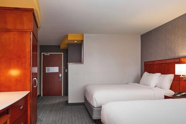 غرفة بسريرين كوين مع أريكة، Courtyard Medford Airport 2/3