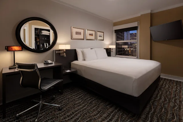 غرفة بسرير كوين، Executive Hotel Pacific 1/1