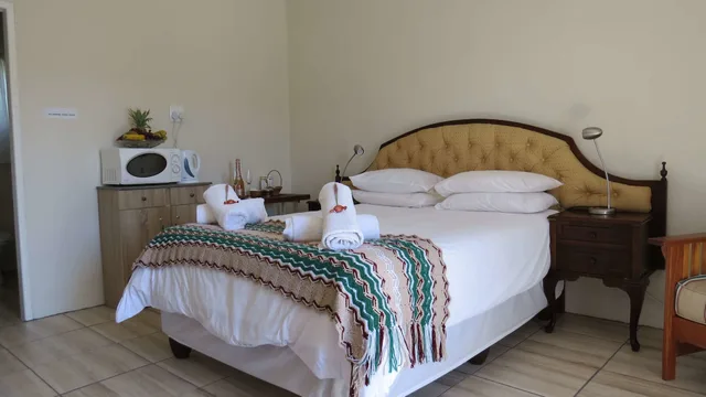 غرفة بسرير كوين، Karoo-Koppie Guesthouse 2/3