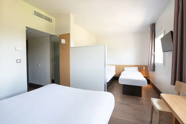 غرفة رباعية بسرير مزدوج وسريرين منفصلين لذوي الإعاقة، B&B HOTEL Creil Chantilly 2/4