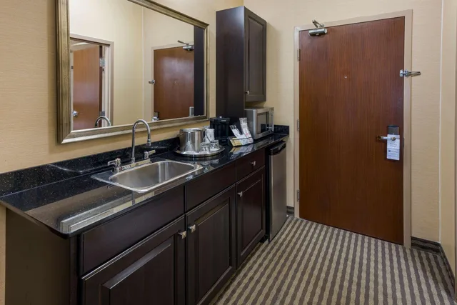 جناح بسرير كينج بغرفة نوم واحدة مع أريكة، Best Western Sunrise Inn and Suites 5/8
