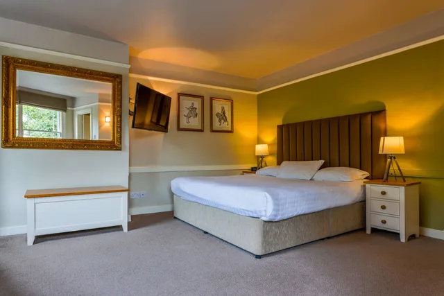 Feature, King Bed، The Millers Arms 1/2