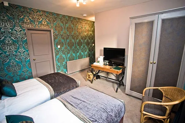 Room, Twin Beds, Wards Hotel 1/3