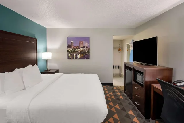 غرفة قياسية بسرير كينج، Clarion Pointe Indianapolis Northeast 1/3