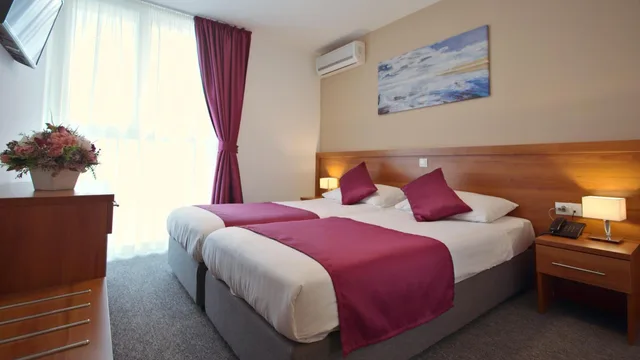 غرفة قياسية بسريرين منفصلين في الملحق، Hotel Komodor 2/2