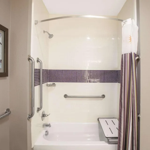 غرفة بسرير كينج بحوض استحمام لذوي الإعاقة، La Quinta Inn And Suites By Wyndham Kingsville 5/5