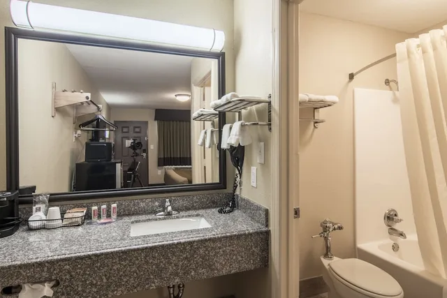 غرفة قياسية بسريرين كوين يُسمح فيها بالحيوانات الأليفة للمدخنين، Econo Lodge Jasper AL 8/8