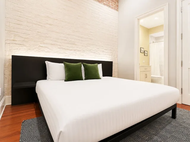 Adjoining, Apartment, 4 Beds, 2 King Beds, 2 Queen Beds, 2 Sofa، Factors Row by Sextant 8/10