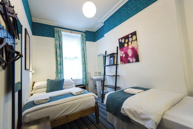 غرفة بسرير مزدوج وسرير فردي بحمام مشترك في الطابق العلوي، St Athans Hotel 1/4