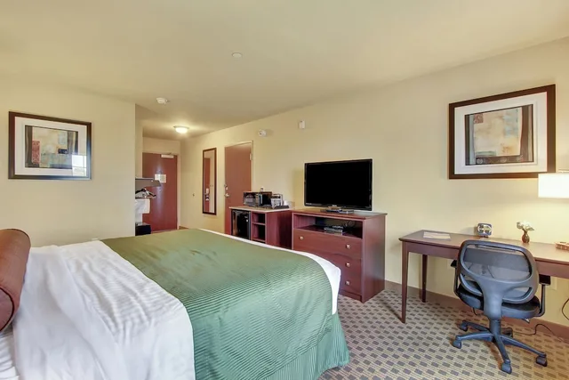 Room, King Bed, Accessible, Cobblestone Hotel Suites Waynesboro Pa 5/9