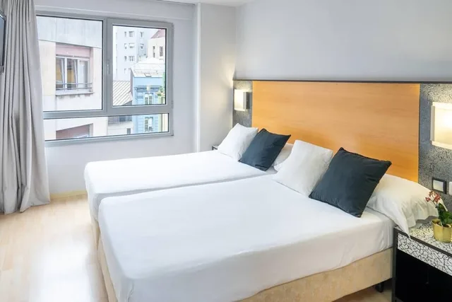غرفة بسريرين منفصلين مع أريكة، Hotel Faranda Express Pathos Gijon, Ascend Hotel Collection 2/5