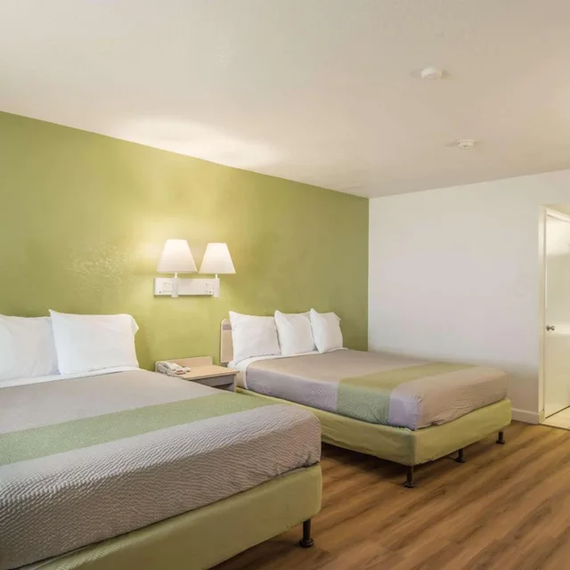 غرفة بسريرين كوين للمدخنين لذوي الإعاقة، Motel6 Hemet, CA 2/4