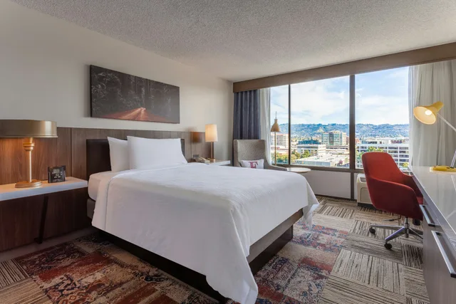 غرفة بسرير كينج بإطلالة على الجبل في طابق مرتفع، Hilton Garden Inn San Francisco/Oakland Bay Bridge 2/5
