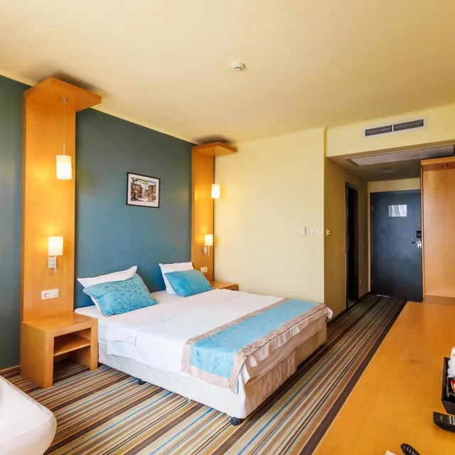 غرفة بسرير مزدوج أو سريرين منفصلين بشرفة، Mirage Hotel 1/10