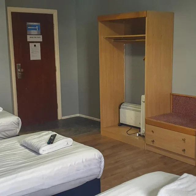 غرفة ثلاثية، Gilson Hotel 6/8