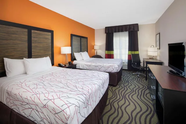 غرفة ديلوكس بسريرين كوين، La Quinta Inn by Wyndham Calhoun South I-75 2/8