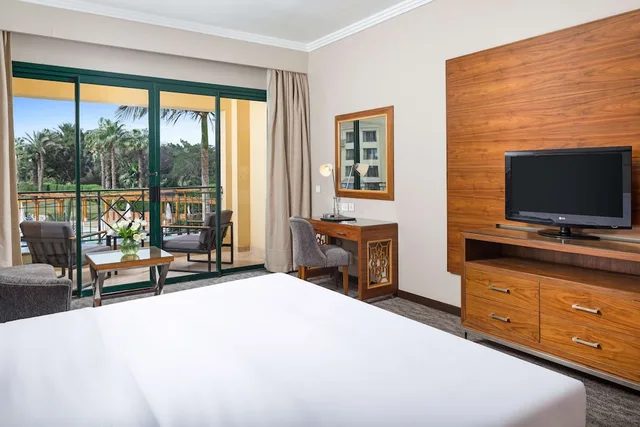 Superior, King Bed, Pool Floor، Hilton Pyramids Golf Resort 1/3
