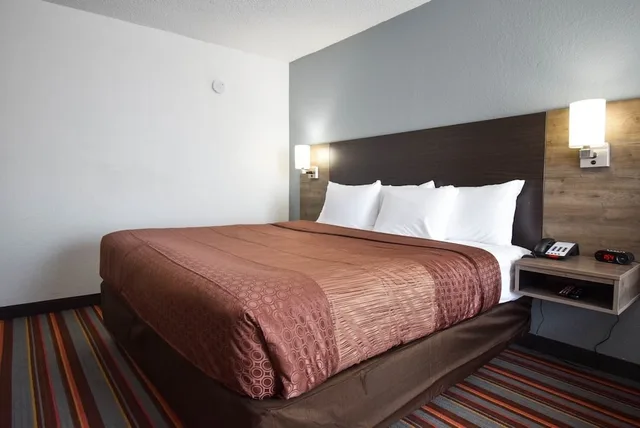 غرفة قياسية بسرير كينج يُسمح فيها بالحيوانات الأليفة، Quality Inn and Suites Sulphur Springs TX 3/7