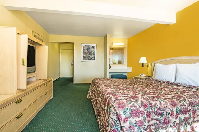 غرفة قياسية بسرير كوين، Travelodge By Wyndham Turlock 2/5