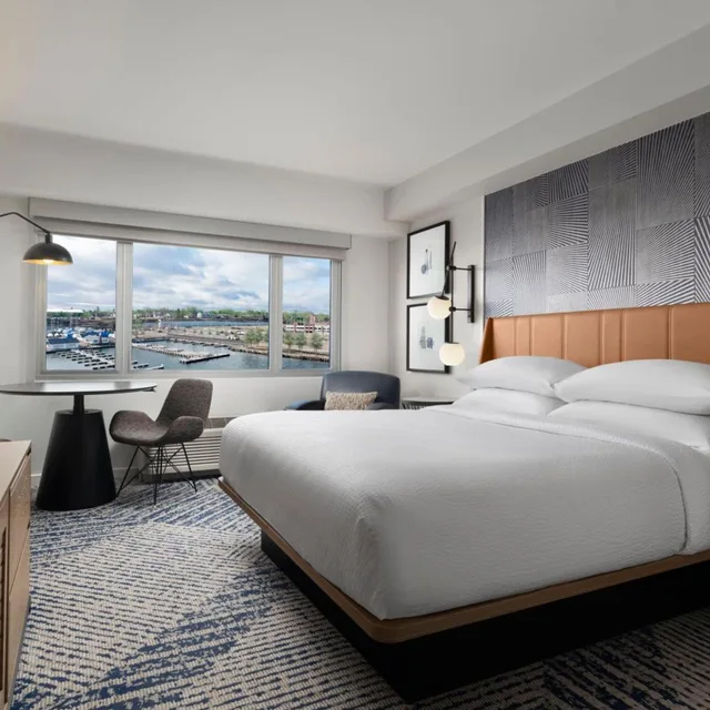 غرفة بسرير كينج بإطلالة على المرسى، Sheraton Erie Bayfront Hotel 1/16