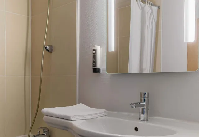 غرفة بسريرين منفصلين، B&B HOTEL Besancon Chateaufarine 2/2