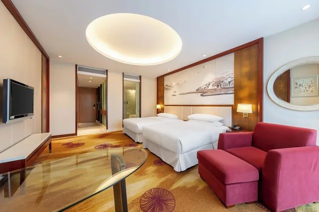 Room, King Bed, City View, Balcony, Sheraton Zhoushan Hotel 6/10
