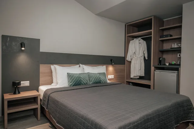 Deluxe, Queen Bed, Sofa, Elizabeth Queen Luxury Rooms 2/10