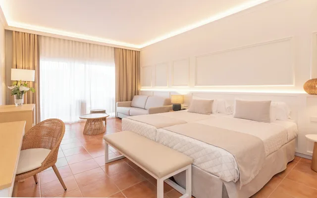 غرفة رباعية بأربعة أسرّة بإطلالة على البحر بشرفة، Hotel Bordoy Don Antonio (ex Continental Don Antonio) 3/10