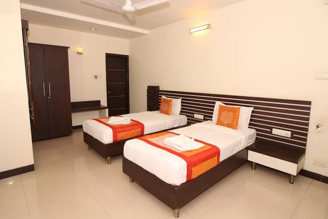 Premium, Queen Bed, Hotel Meera 5/9