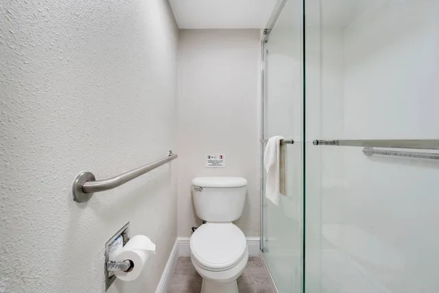 Room, King Bed, Exterior Entrance، Quality Inn and Suites Airport Cruise Port Hollywood 8/9