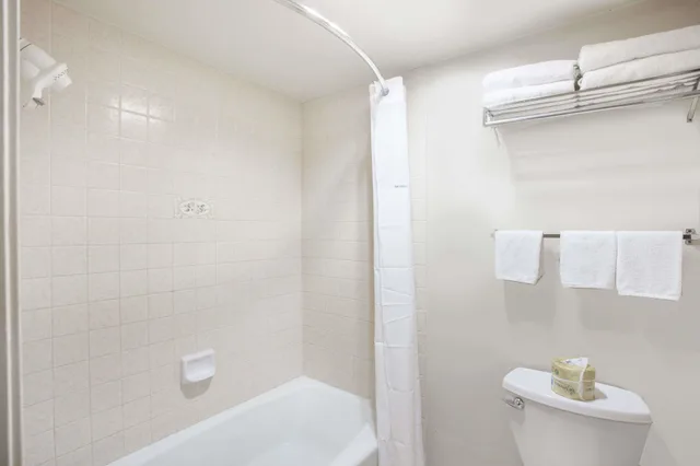 غرفة بسريرين مزدوجين، Days Inn by Wyndham Anaheim Near The Park 4/6