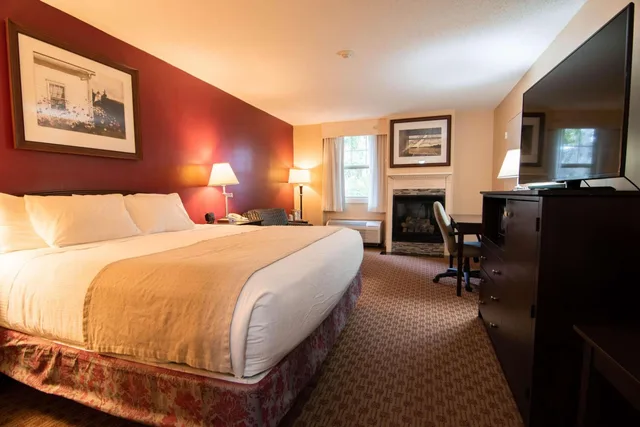 غرفة ديلوكس بسرير كينج، Fireside Inn Suites Portland Formerly Holiday Inn Portland West 1/2