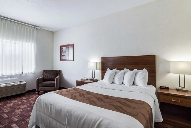 غرفة بسرير كوين، Econo Lodge Luverne I-90 1/6