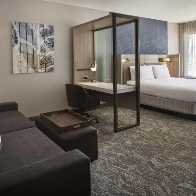 جناح بسرير كينج مع سرير سحّاب إضافي مع أريكة بحوض استحمام لذوي الإعاقة، SpringHill Suites by Marriott Las Vegas Airport 2/9