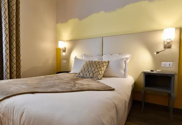 غرفة سوبيريور بسرير كوين وسرير فردي بشرفة، Majestic Hotel 1/10