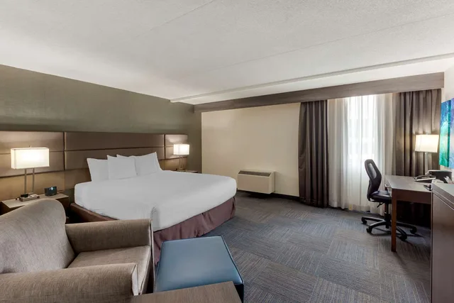 غرفة بسرير كينج وسريرين كوين، Best Western Plus Toronto Airport Hotel 11/12