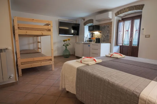 استوديو بسرير كوين بشرفة، B&amp;B La Suite 3/8