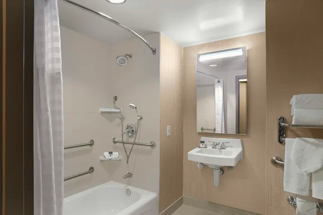 غرفة بسريرين كوين لذوي الإعاقة، DoubleTree by Hilton Hotel San Francisco Airport North 2/2